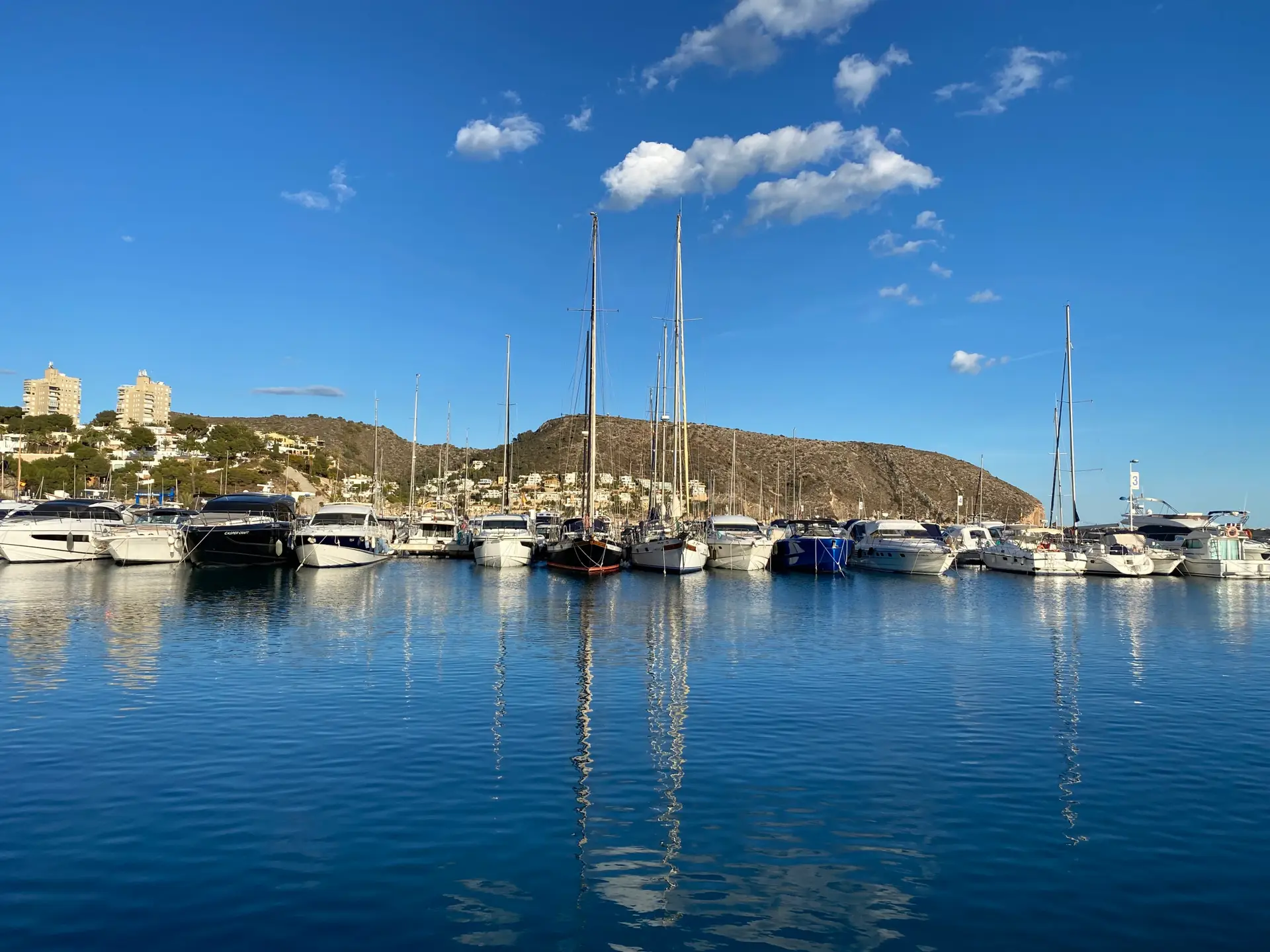Boote im Hafen von Moraira mit Blick auf den Cap d Or