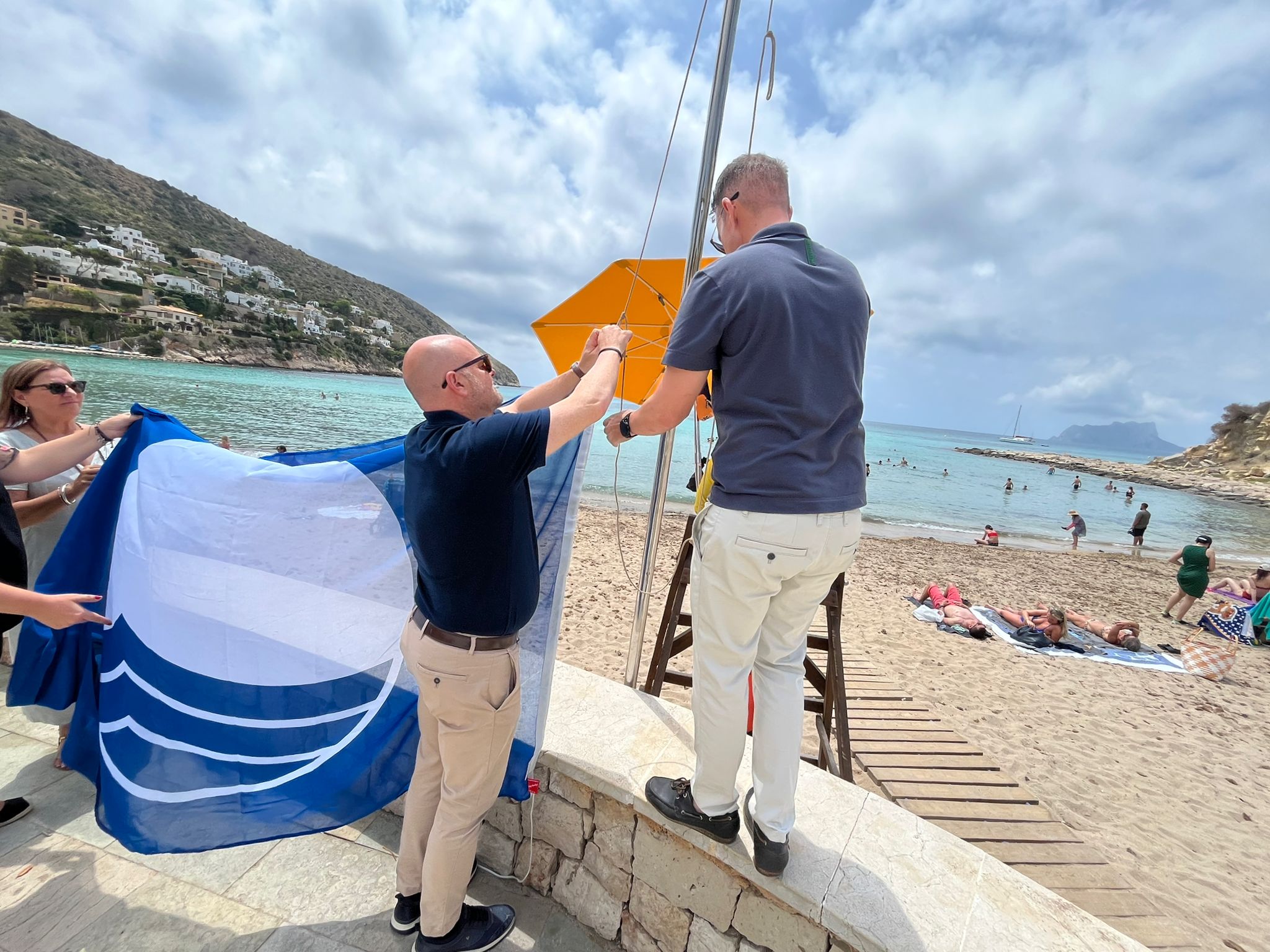 Blaue Flagge am Portet Strand in Moraira