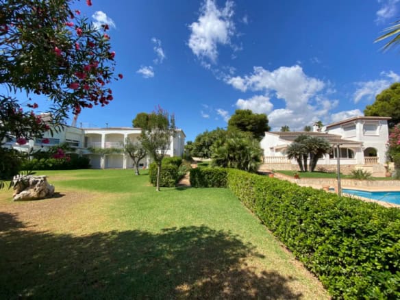 Modern top-quality villa with indoor and outdoor pool and guest house