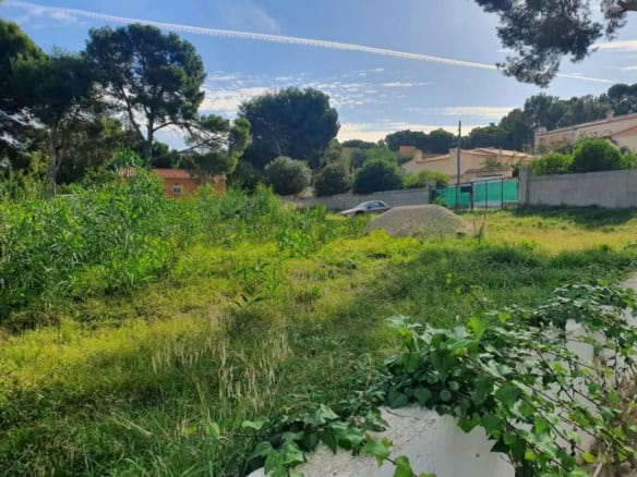Flat plot for sale in Cap Blanc