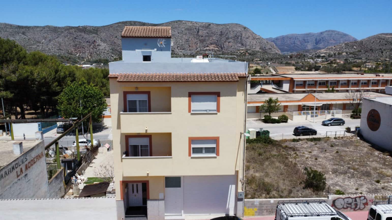 Modern townhouse in Teulada with 2 residential units