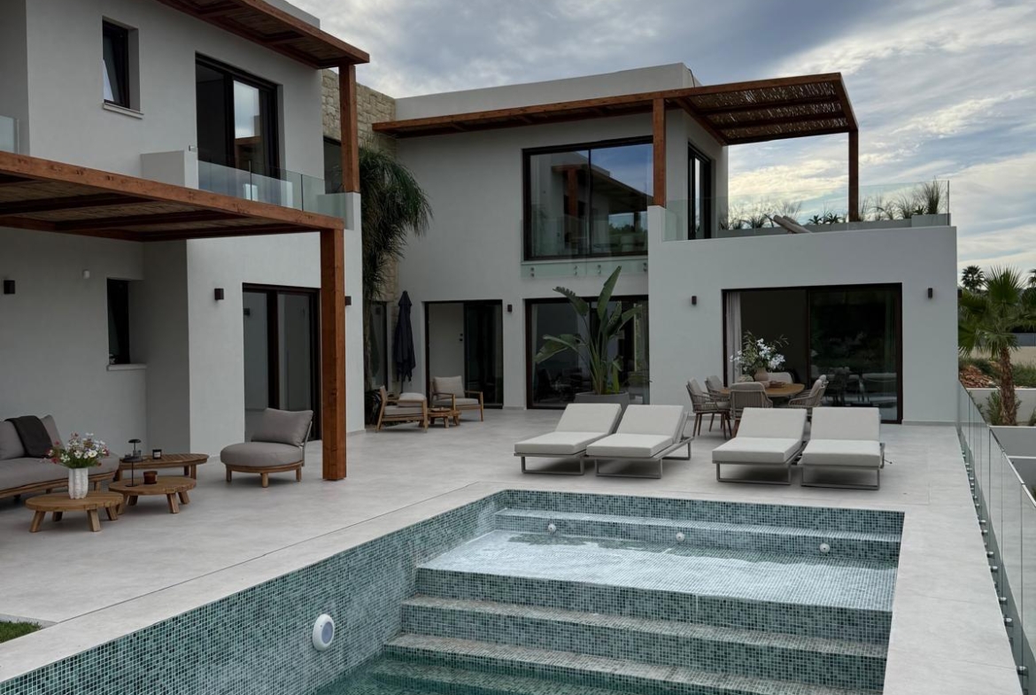 RE08-AOT4J3  Chalet/Villa en venta