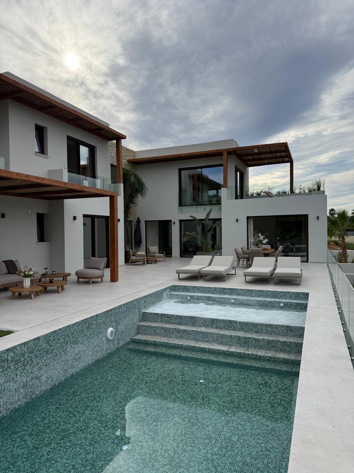 RE08-AOT4J3  Chalet/Villa en venta
