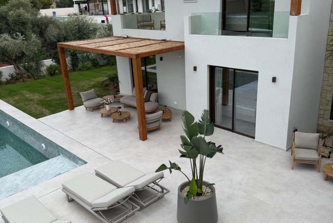RE08-AOT4J3  Chalet/Villa en venta