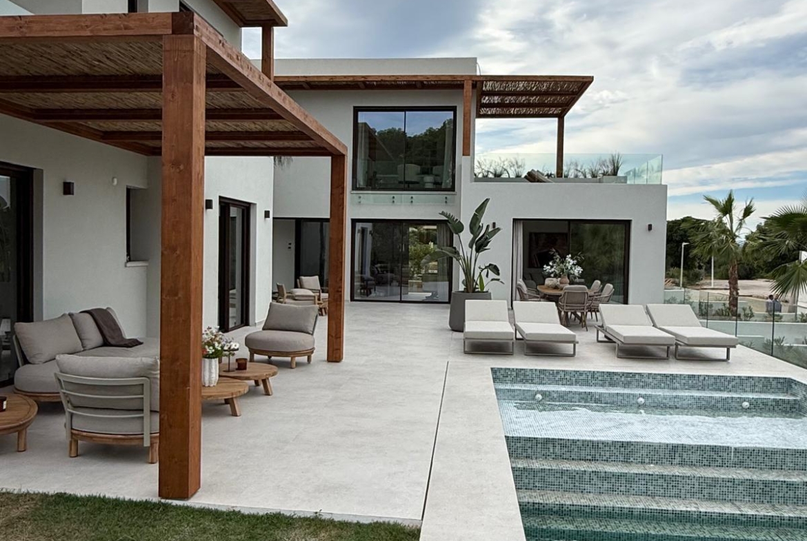 RE08-AOT4J3  Chalet/Villa en venta