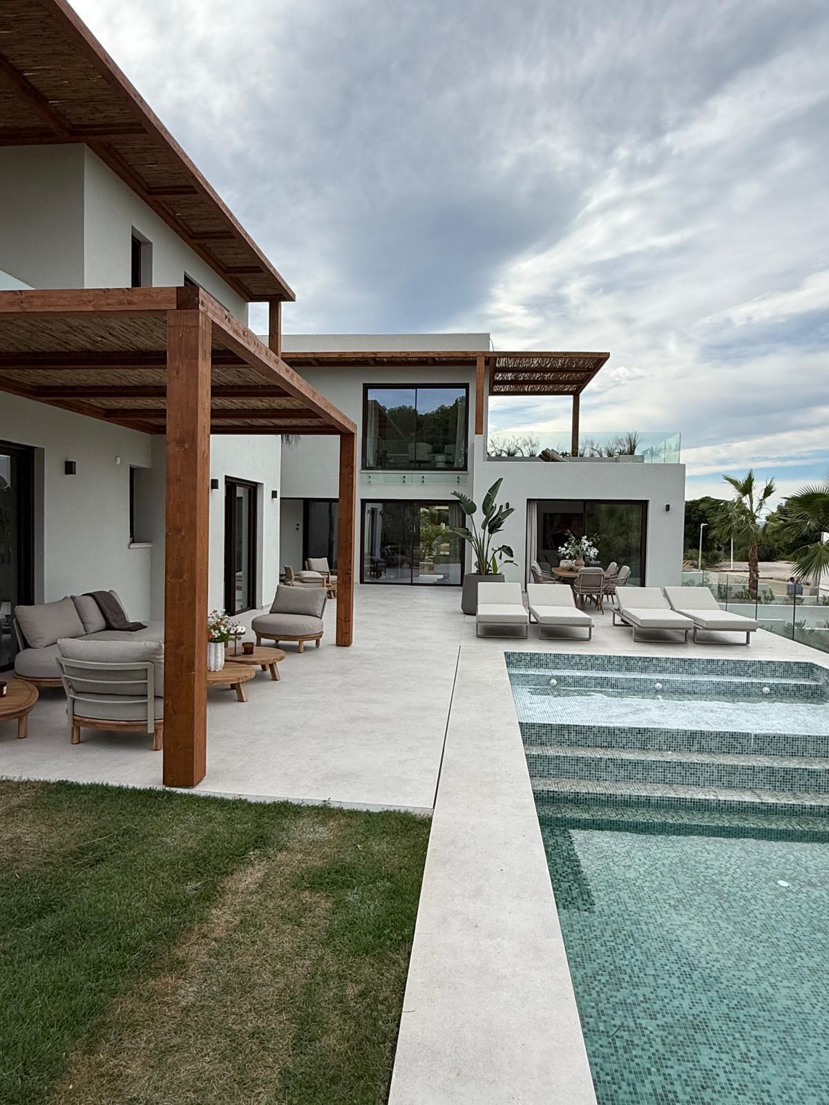 RE08-AOT4J3  Chalet/Villa en venta