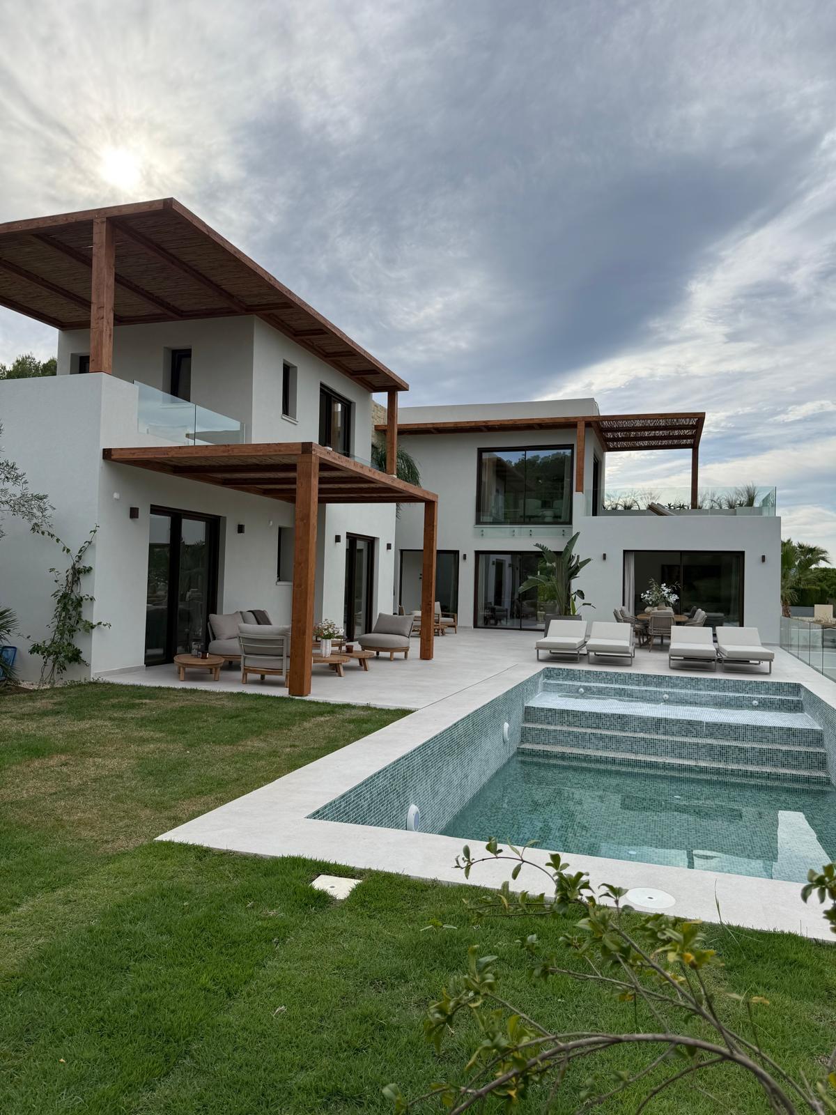 RE08-AOT4J3  Chalet/Villa en venta