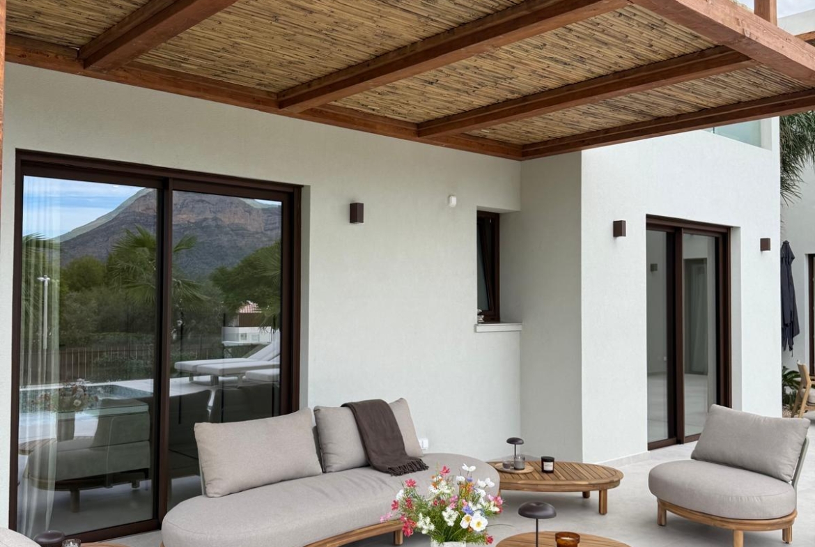 RE08-AOT4J3  Chalet/Villa en venta